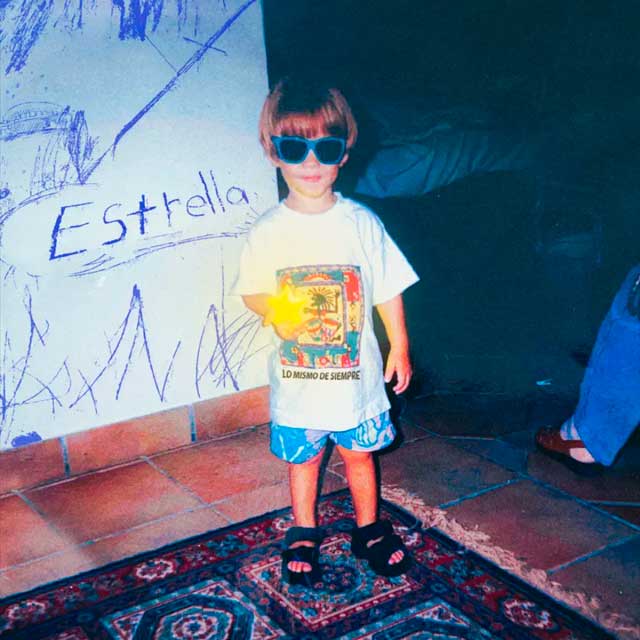 Niño con una estrella en la mano