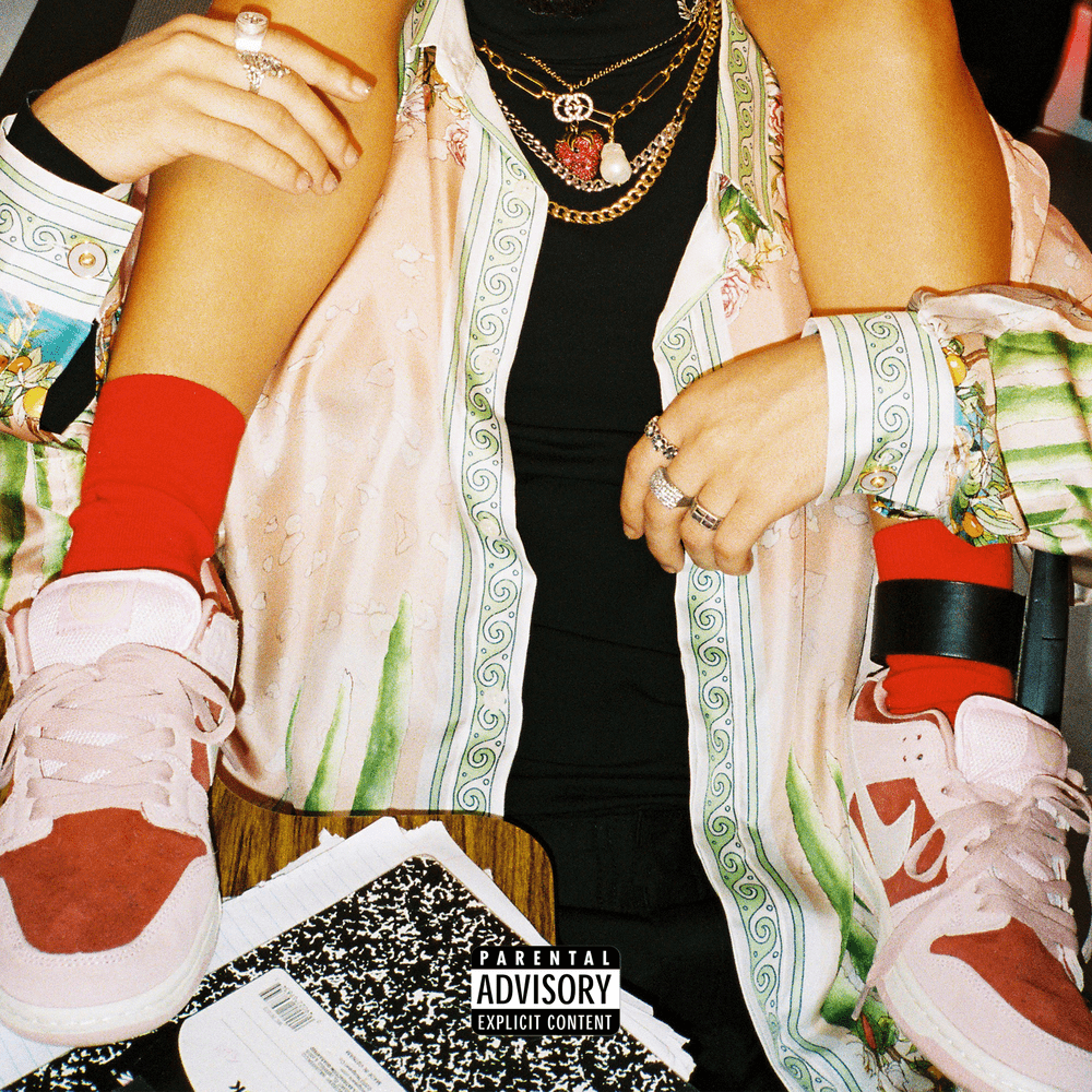 Chico con piernas subidas a los hombros